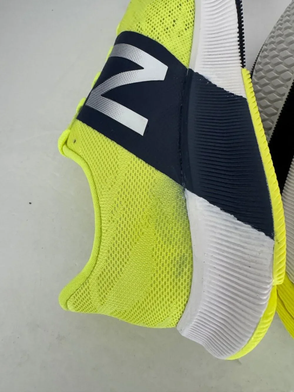 NIB New Balance 890 V8 Running Sneakers Womens US 7.5 EU 38 Vibrant Lemon Slush
